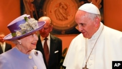 Britain's Queen Elizabeth II talks with Pope Francis at the Vatican, April 3, 2014.