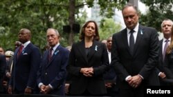 کامالا هریس، معاون رئیس جمهوری، و همسرش داگلاس امهوف (سمت راست تصویر) در مراسم بیست‌ویکمین سالگرد حملات تروریستی ١١ سپتامبر. نیویورک