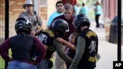 Un estudiante es abrazado al arribar a la Escuela Primaria Uvalde, protegida ahora por una cerca y policías estatales de Texas, en el primer día de clases del nuevo año escolar el martes, 6 e septiembre del 2022, en Uvalde. (AP Foto/Eric Gay)