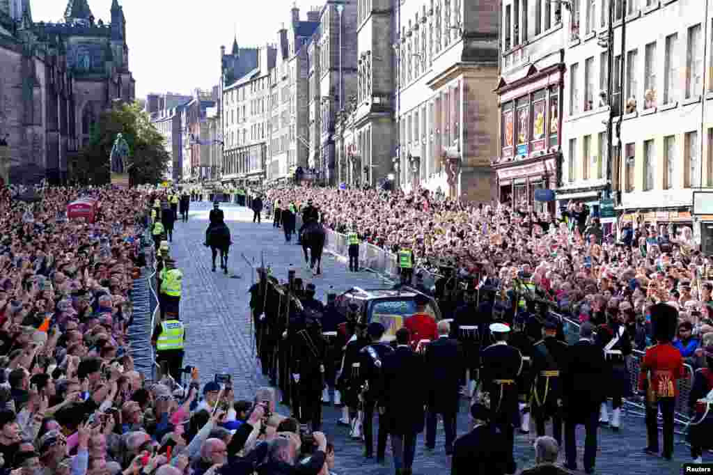 El cortejo fúnebre de la Reina Isabel recorre las cercanías del Palacio de Holyroodhouse hasta la Catedral de St Giles, en un tramo a lo largo de la Royal Mile en Edimburgo, Escocia, el 12 de septiembre de 2022.