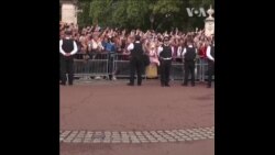 查尔斯国王在白金汉宫外与民众会面