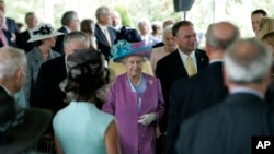 En su última visita a Estados Unidos en mayo de 2007, la reina Isabel II recibió recepciones en su honor en Richmond. En la imagen (centro) junto al actual senador federal por Virginia, Tim Kaine, quien fungía por entonces como gobernador de ese estado.