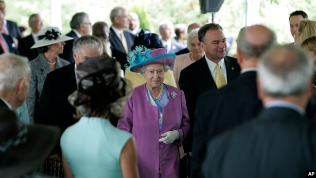 En su última visita a Estados Unidos en mayo de 2007, la reina Isabel II recibió recepciones en su honor en Richmond. En la imagen (centro) junto al actual senador federal por Virginia, Tim Kaine, quien fungía por entonces como gobernador de ese estado.