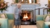 96岁的英国女王在她的避暑别墅苏格兰巴尔莫勒尔城堡正式任命特拉斯为英国首相之前站在她的客厅里。（2022年9月6日）