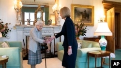 La reina Isabel II de Gran Bretaña, a la izquierda, da la bienvenida a Liz Truss durante una audiencia en Balmoral, Escocia, donde invitó al nuevo líder electo del Partido Conservador a convertirse en primer ministro y formar un nuevo gobierno, el 6 de septiembre de 2022.
