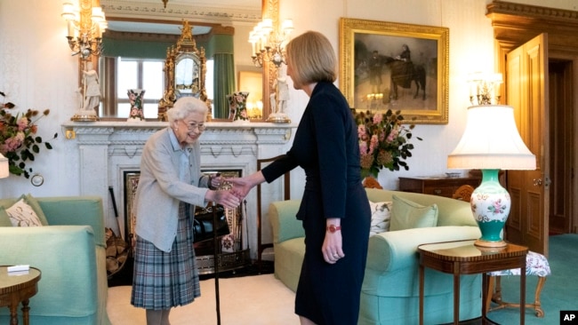 La reina Isabel II de Gran Bretaña, a la izquierda, da la bienvenida a Liz Truss durante una audiencia en Balmoral, Escocia, donde invitó a la nueva líder electa del Partido Conservador a convertirse en Primer Ministra y formar un nuevo gobierno, el 6 de septiembre de 2022.