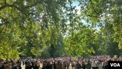 白金汉宫旁的格林公园里的献花人群。（美国之音江玉2022年9月10日）