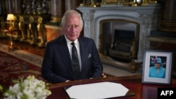 Dans une allocution télévisée, Charles III a qualifié Elizabeth II d'"inspiration et d'exemple" pour lui et sa famille.
