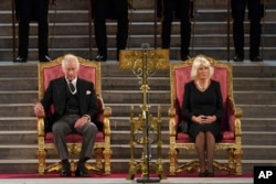 Raja Charles III dan Permaisuri Camilla di Westminster Hall, London, 12 September 2022. (Foto: via AP)