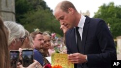 Prens William, Prens de Gal, ak Kate, Prenses de Gal rankontre manm piblik la pandan yon vire won devan Chato Windsor la, Samdi 10 Sept. 2022. 