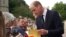 Prens William, Prens de Gal, ak Kate, Prenses de Gal rankontre manm piblik la pandan yon vire won devan Chato Windsor la, Samdi 10 Sept. 2022. 