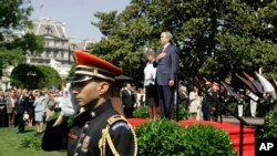 El presidente de Estados Unidos, George W. Bush, encabeza ceremonia en honor a la reina Isabel II en los jardines de la Casa Blanca el 7 de mayo de 2007, sería la última visita de la monarca a suelo americano.