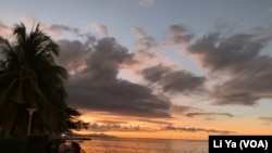 所罗门群岛首都霍尼亚拉海边的落日。（美国之音莉雅）