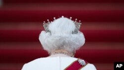 ARCHIVO - La reina Isabel II de Inglaterra llega para una cena oficial de Estado frente a la residencia del presidente alemán Joachim Gauck, el Palacio Bellevue en Berlín.