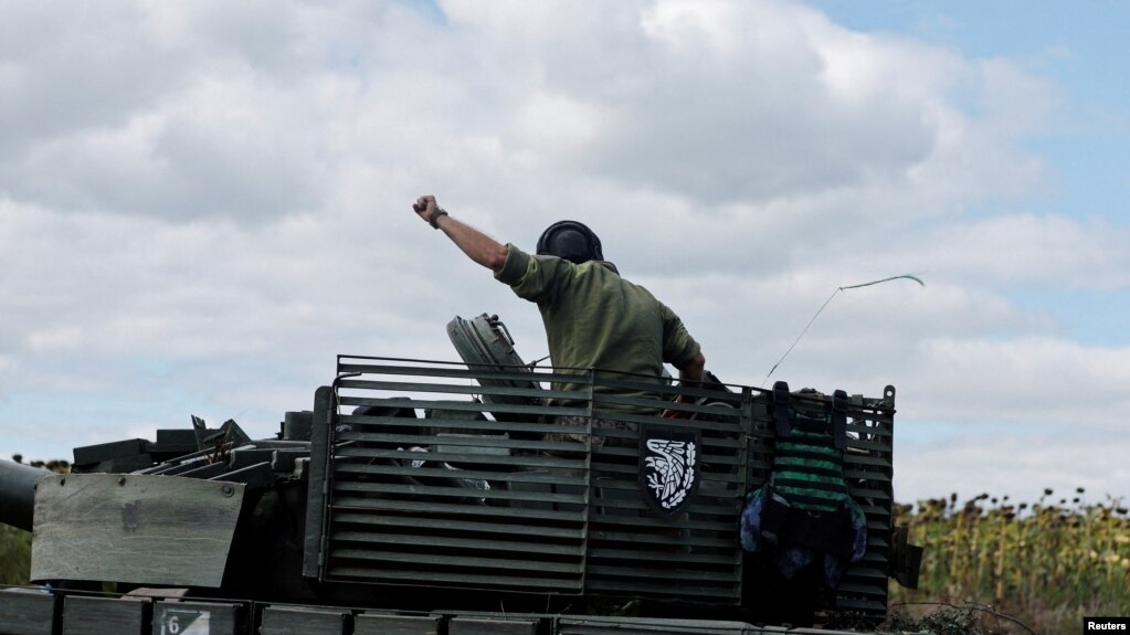 资料照片：乌东顿涅茨克地区巴赫穆特附近的乌克兰士兵。(2022年9月7日)(photo:VOA)