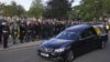 Los miembros del público se alinean en las calles de Ballater, Escocia, mientras el coche fúnebre que lleva el ataúd de la reina Isabel II pasa en su viaje a Edimburgo desde Balmoral en Escocia, el 11 de septiembre de 2022.