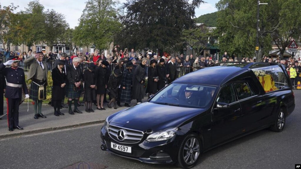 El ataúd de la reina Isabel II recorre Escocia