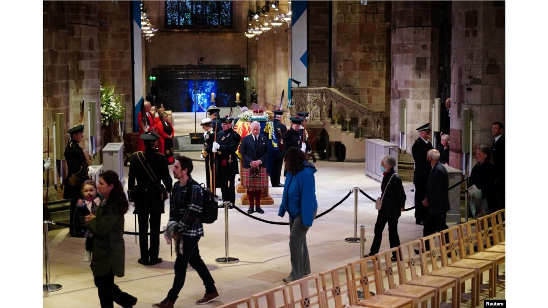 In Photos: Somber Procession of Queen Elizabeth's Coffin to St. Giles' Cathedral