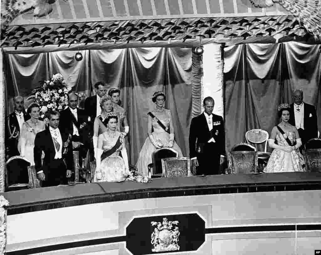 در اردیبهشت ۱۳۳۸ شاه ایران در لندن مورد استقبال گرم ملکه بریتانیا قرار گرفت. عکسی از آنها در اپرای سلطنتی لندن. &nbsp;