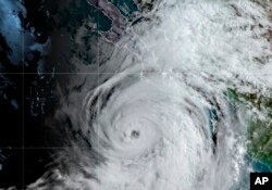 Esta imagen satelital proporcionada por la NOAA muestra el huracán Kay frente a la costa del Pacífico de México, la madrugada del miércoles 7 de septiembre de 2022. Los vientos máximos sostenidos de Kay aumentaron a 100 mph el miércoles, y los meteorólogos dicen que podría rozar la parte media de la península esta semana. . (NOAA vía AP)