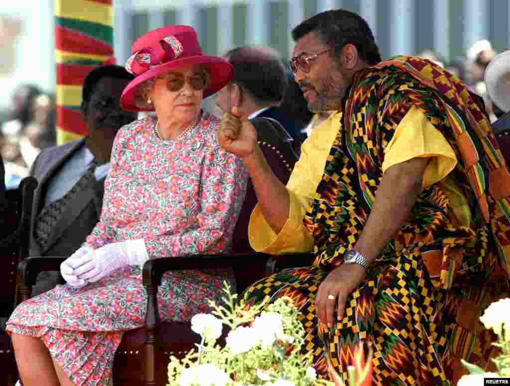 Queen Elizabeth II chats with Ghana&#39;s President Flight Lieutenant Jerry Rawlings, November 8,1999 during the second day of her official state visit to the country. &nbsp;Earlier in the day the Queen had stepped into controversy when she praised Jerry Rawlings in a speech to parliament.