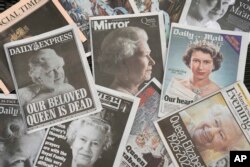 Koran yang membahas kematian Ratu Elizabeth II terlihat di Manchester, Inggris, Jumat, 9 September 2022. Ratu Elizabeth II, raja terlama yang memerintah Inggris, meninggal pada Kamis 8 September dalam usia 96 tahun. (Foto: AP/Jon Super )