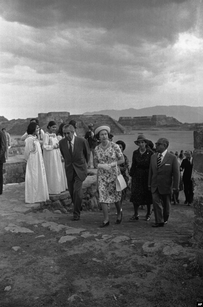 La reina Isabel II recorre el sitio arqueológico de Monte Albán en Oaxaca, México, el 27 de febrero de 1975, en visita guiada por autoridades del Museo Nacional de Antropología de Ciudad de México.