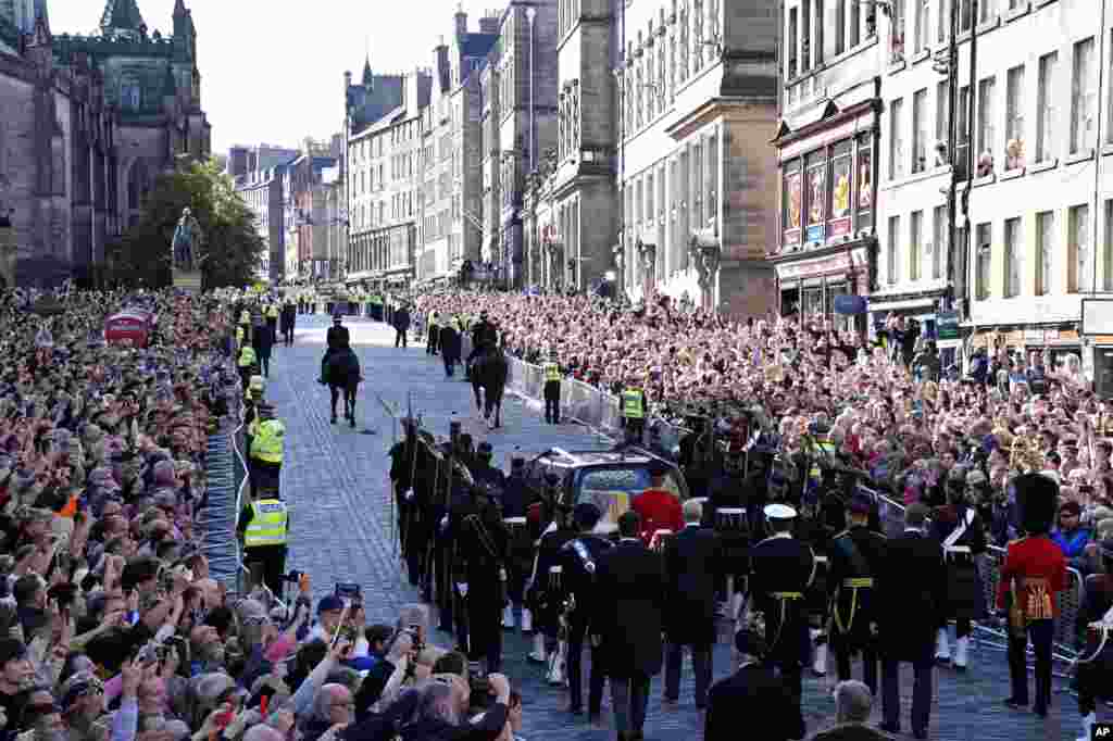 The Procession of Queen Elizabeth&#39;s coffin from the Palace of Holyroodhouse to St. Giles&#39; Cathedral moves along the Royal Mile in Edinburgh, Scotland, Sept. 12, 2022.