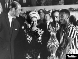 La Reina Isabel II entrega un trofeo al jugador brasileño Edson Arantes do Nacimiento "Pelé". Cortesía: twitter @Pele