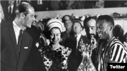 La reina Isabel II y el príncipe Felipe entregan el trofeo a la estrella del fútbol Pelé en visita a un estadio en Río de Janeiro, Brasil, el 10 de noviembre de 1968, la monarca estuvo del 5 al 11 de ese mes en visita de Estado.