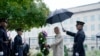 El presidente Joe Biden participa en una ceremonia de colocación de una ofrenda floral durante su visita al Pentágono en Washington, el domingo 11 de septiembre de 2022, para honrar y recordar a las víctimas del ataque terrorista del 11 de septiembre. (Foto AP/Susan Walsh)