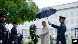 El presidente Joe Biden participa en una ceremonia de colocación de una ofrenda floral durante su visita al Pentágono en Washington, el domingo 11 de septiembre de 2022, para honrar y recordar a las víctimas del ataque terrorista del 11 de septiembre. (Foto AP/Susan Walsh)