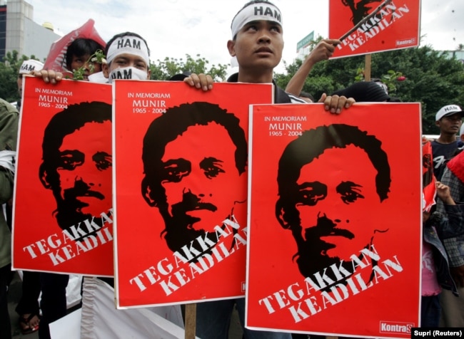 Pengunjuk rasa memegang plakat aktivis HAM Munir Thalib di Jakarta, 20 Desember 2005. (Foto: REUTERS/Supri)