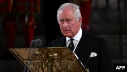 Raja Inggris Charles III menyampaikan pidato pertamanya di hadapan parlemen Inggris di Westminster Hall, London pusat, 12 September 2022. (Ben Stansall / berbagai sumber / AFP)