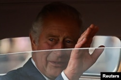 Raja Charles III meninggalkan Istana Buckingham, menyusul kematian Ratu Inggris Elizabeth II di London, 11 September 2022. (Foto: Reuters)