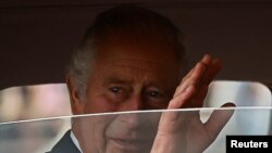 Raja Charles III meninggalkan Istana Buckingham, menyusul wafatnya sang ibunda Ratu Elizabeth II, di London, pada 11 September 2022. (Foto: Reuters/Sarah Meyssonier)