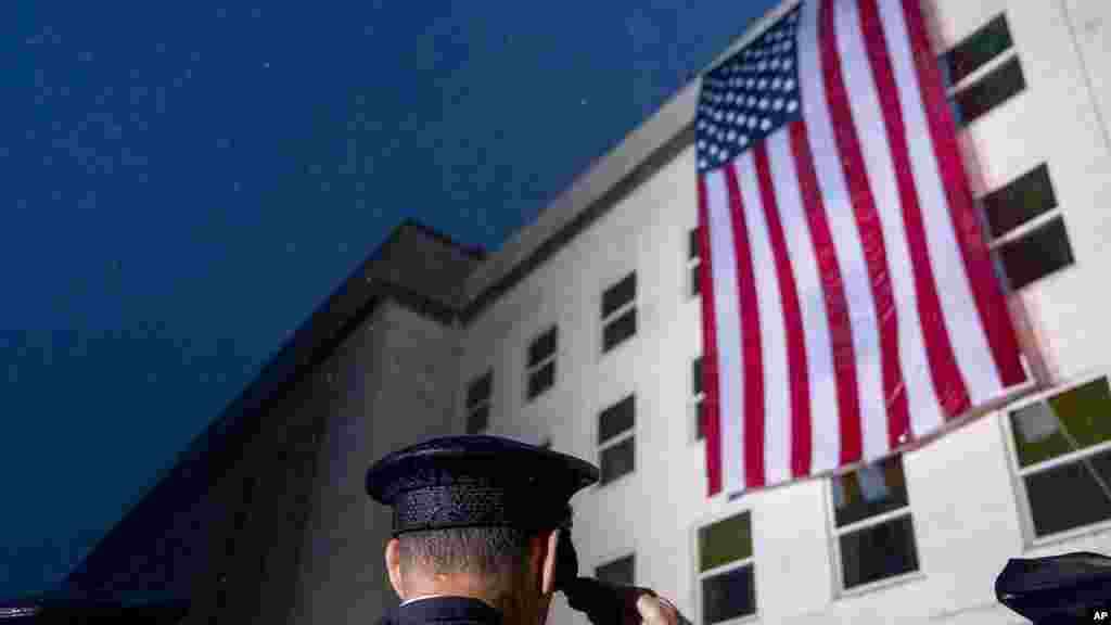 ادای احترام به پرچم ایالات متحده در پنتاگون، بیست&zwnj;و&zwnj;یکمین سالروز حملات ۱۱ سپتامبر