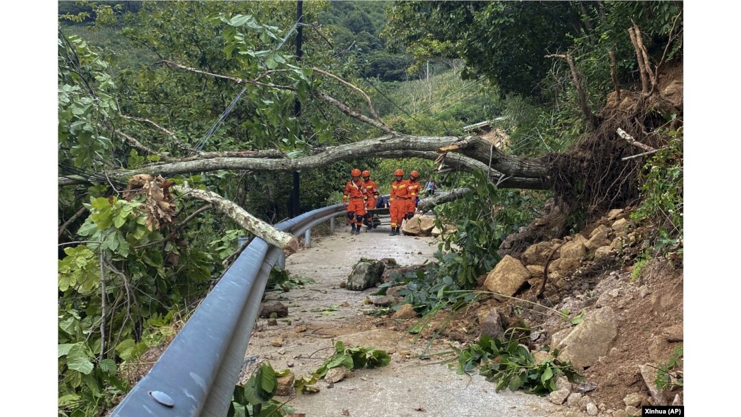 中国救援人员在四川泸定地震灾区救援灾民时道路被山体坍塌堵塞。(2022年9月6日)