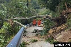 中国救援人员在四川泸定地震灾区救援灾民时道路被山体坍塌堵塞。（2022年9月6日）