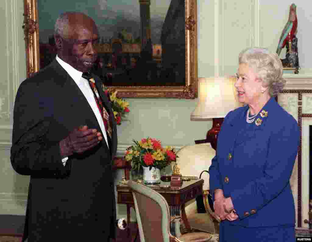 Britain&#39;s Queen Elizabeth II meets Kenya&#39;s President Daniel Arap Moi during a private audience at Buckingham Palace in London, November 25, 1998.&nbsp;