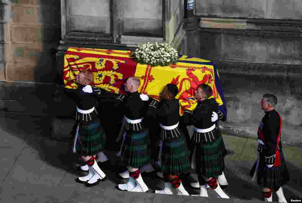 Los portadores del féretro llevan el ataúd de la Reina Isabel II a la llegada del coche fúnebre a la Catedral de St. Giles, en Edimburgo, Escocia, el 12 de septiembre de 2022.