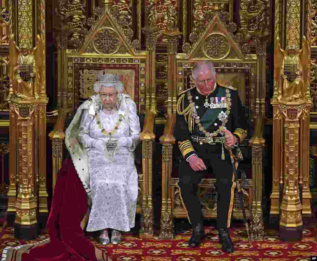 ملکه الیزابت دوم همراه با پسرش شاهزاده چارلز در سخنرانی ملکه در افتتاحیه رسمی پارلمان ایالتی در لندن. (۱۴ اکتبر ۲۰۱۹)
