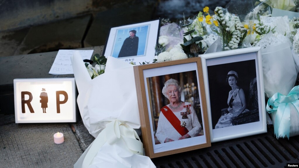 香港民众在英国领事馆外面伊丽莎白女王照片旁置放的鲜花（2022年9月9日）(photo:VOA)
