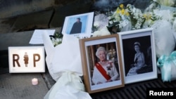 香港民众在英国领事馆外面伊丽莎白女王照片旁置放的鲜花（2022年9月9日）