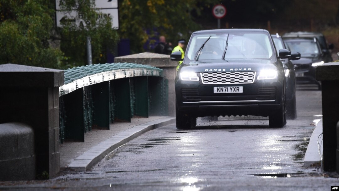A convoy of vehicles arrives outside the gates of the Balmoral Estate in Ballater, Scotland on September 8, 2022, believed to be carrying Britain's Prince William, Duke of Cambridge, Britain's Prince Andrew, Duke of York, and Britain's Prince Edward, Earl