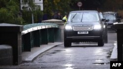 A convoy of vehicles arrives outside the gates of the Balmoral Estate in Ballater, Scotland on September 8, 2022, believed to be carrying Britain's Prince William, Duke of Cambridge, Britain's Prince Andrew, Duke of York, and Britain's Prince Edward, Earl