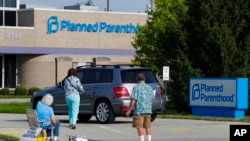 Las cuatro clínicas de Planned Parenthood que brindan servicios de aborto en Indiana ya no lo harán, pero seguirán atendiendo pacientes para otros servicios médicos.