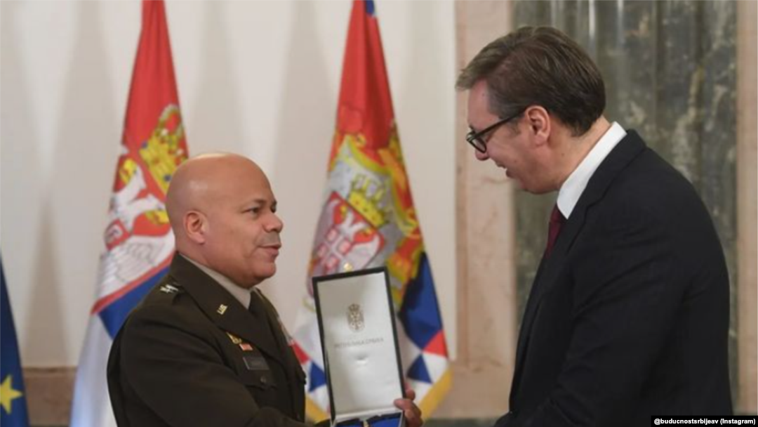 Komandant Nacionalne garde Ohaja i predsednik Srbije prilikom uručenja Ordena