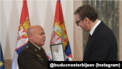 Komandant Nacionalne garde Ohaja i predsednik Srbije prilikom uručenja Ordena