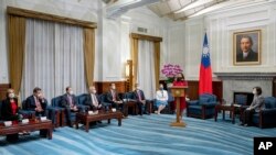 Rais wa Taiwan Tsai Ing-wen akikutana wabunge wa Marekani mjini Taipei, Septemba 8, 2022. 